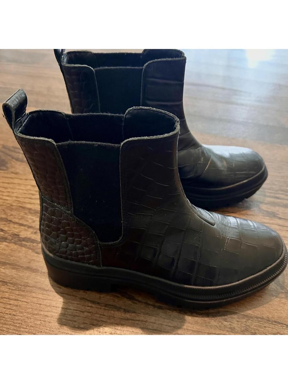 LUCKY BR Women's Black Croco Chelsea At Sides Emali Almond Boots Size 40 US 9 - Picture 4 of 7
